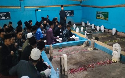 Ziarah Makam Ulama' Mojokerto Jombang oleh Siswa-siswi MA Darul Ulum Ngabar Menyambut Ujian Madrasah Kelas 12